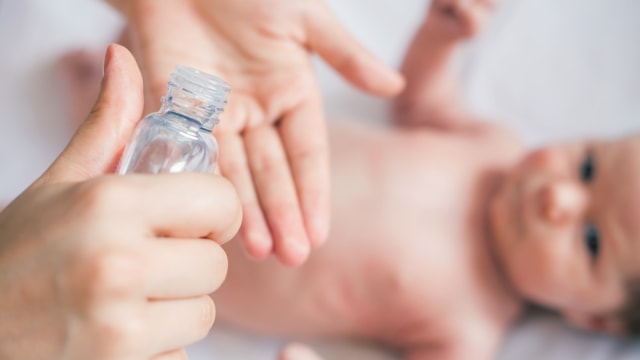 Bolehkah Pakai Baby Oil untuk Merawat Rambut Bayi? Foto: Shutterstock