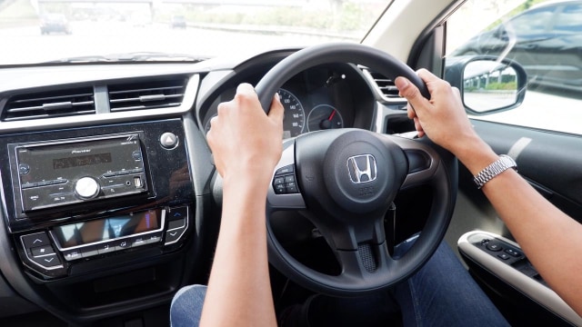 Penting, Begini Posisi Jempol Tangan Saat Pegang Setir Mobil (99448)