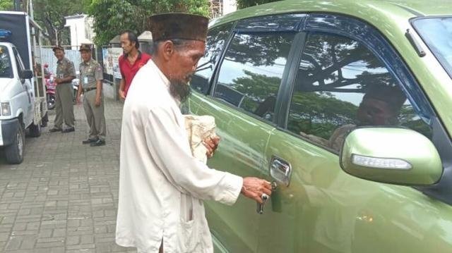 Pengemis di Bogor tertangkap kamera hendak menaiki mobil pribadi. (foto: Twitter/@netizindo)