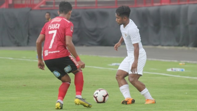 Timnas Indonesia beruji tanding melawan Bali United di Stadion Kapten I Wayan Dipta, Gianyar, Bali, Rabu (20/3). Foto: Dok. PSSI
