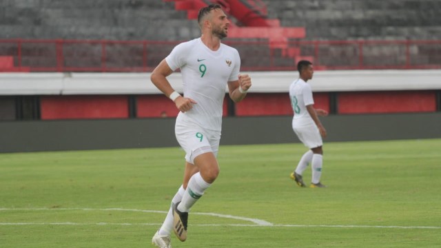 Timnas Indonesia beruji tanding melawan Bali United di Stadion Kapten I Wayan Dipta, Gianyar, Bali, Rabu (20/3). Foto: Dok. PSSI