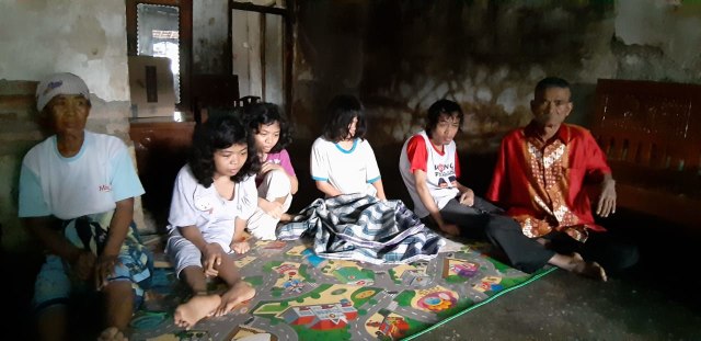 4 bersaudara di Pemalang, mengalami lumpuh sejak masih balita. (Foto: Syaifullah)