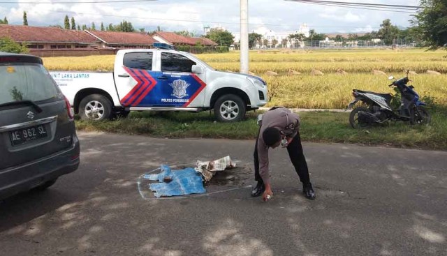 Polisi melakukan olah TKP yang mengakibatkan tewasnya dosen di Ponorogo