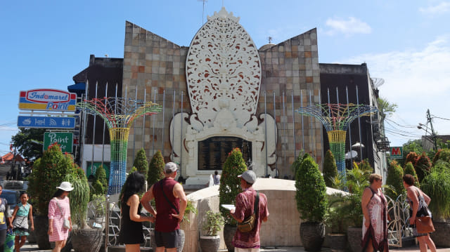 Monumen Bom Bali di Jalan Legian Kuta yang selalu padat pengunjung Foto: Helinsa Rasputri/kumparan