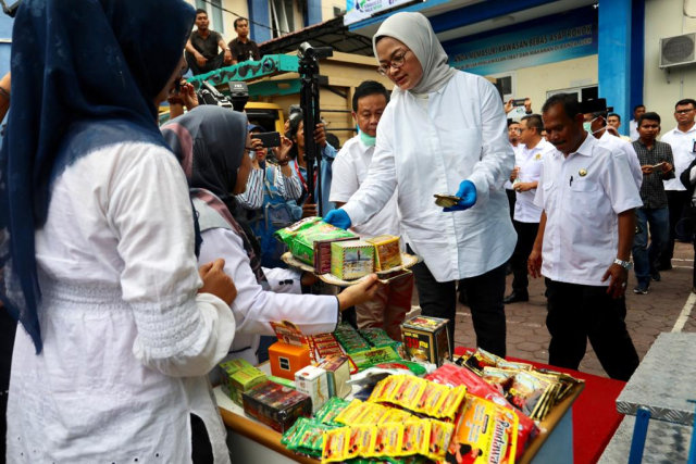Kepala BPOM, Penny K Lukito saat seremonial penusnahan obat dan makanan ilegal di Banda Aceh, Rabu (20/3). Foto: Suparta/acehkini