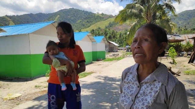 Pengungsi Korban Gempa Bumi Likuefaksi di Dusun III Desa Rogo, Kabupaten Sigi, saat menyampaikan keluhan mereka terhadap minimnya fasilitas umum di huntara, Rabu, (20/3). Foto: Ikram