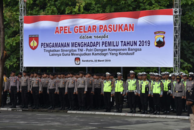 Personel gabungan dari TNI dan Polri ikuti kegiatan apel untuk persiapan menghadapi Pemilu 2019. (Agung Santoso)