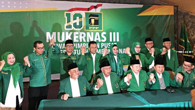 Plt Ketum PPP, Suharso Monoarfa (ketiga kanan) berfoto bersama usai Mukernas III di Bogor. Foto: Rafyq Alkandy Ahmad Panjaitan/kumparan
