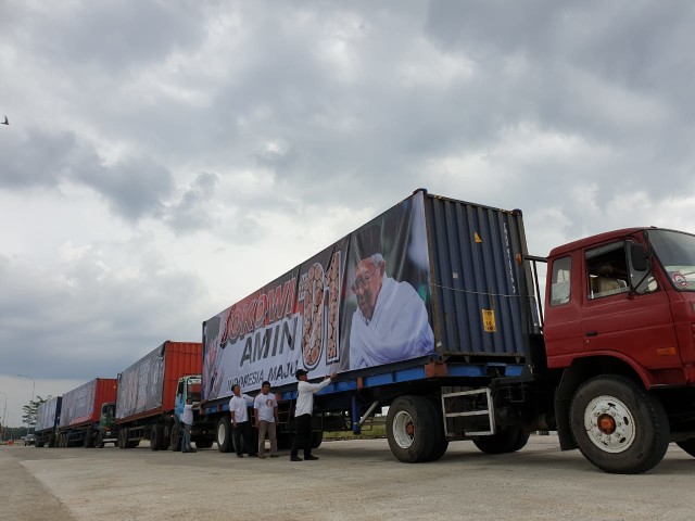 Spanduk berukuran besar terpasang pada belasan truk kontainer yang akan berangkat dari Jembatan Timbang, Bangak, Banyudono, Boyolali pada Rabu (20/3/2019). (Agung Santoso)