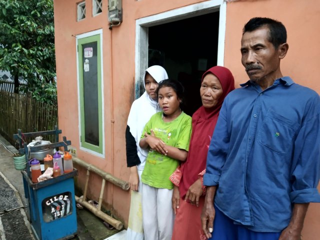 Potret Saminem bersama keluarga. Foto: Sukabumi Update
