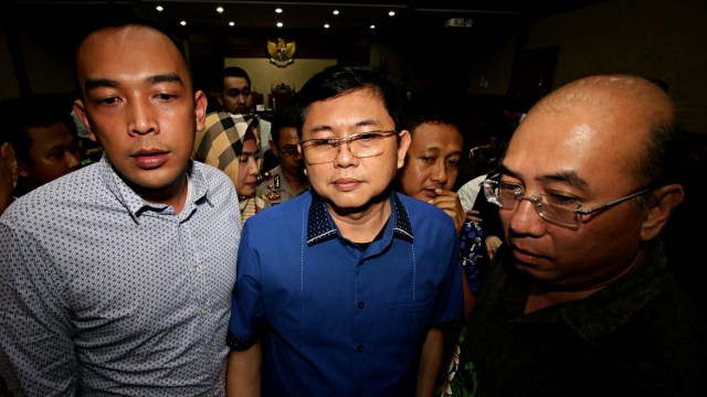 Terdakwa kasus dugaan perintangan penyidikan kasus korupsi Lucas (tengah) bergegas seusai menjalani sidang putusan di Pengadilan Tipikor, Jakarta Foto: Antara/Rivan Awal Lingga