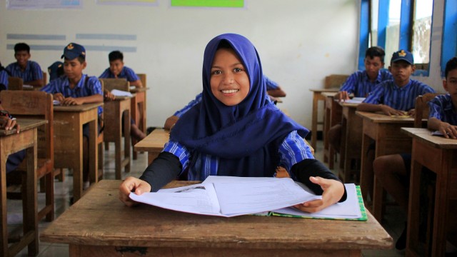 Aisa saat belajar di sekolah, Buton Tengah. Foto: Irfan Adi Saputra/kumparan