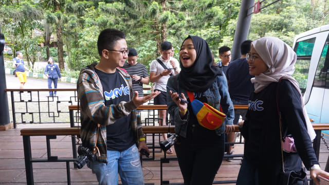 com-Liburan Bareng Movic, Tim Kenny Santana