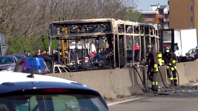 Puing-puing bus yang dibakar oleh sopirnya di Milan, Italia. Foto: Local Team via Reuters TV/Reuters ITALY