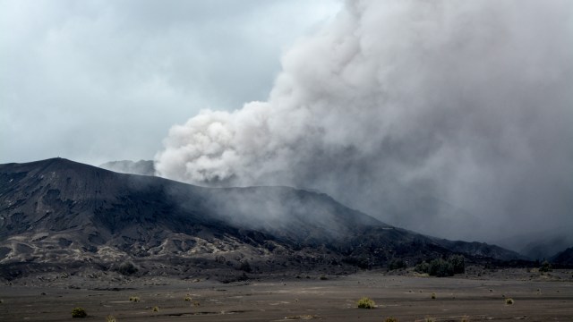 Abu vulkanis menyembur keluar dari kawah Gunung Bromo, Probolinggo, Jawa Timur. Foto: ANTARA FOTO/Umarul Faruq