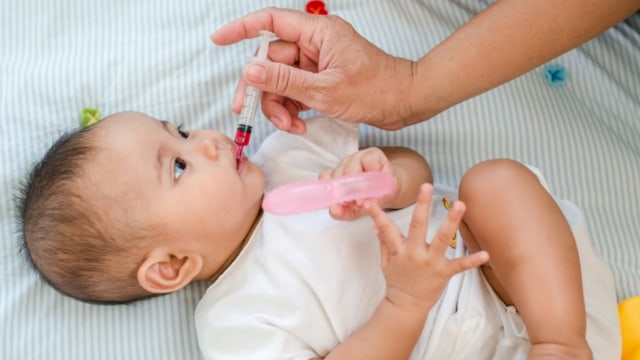 Ilustrasi bayi minum obat. Foto: Shutterstock