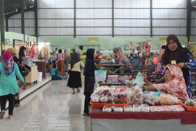 Sejumlah pedagang pasar Rongtengah Kota Sampang melayani pengunjung. Dipasar modern inilah program e-retribusi pasar pertama kali akan diterapkan. (Ryan Hariyanto/MM).