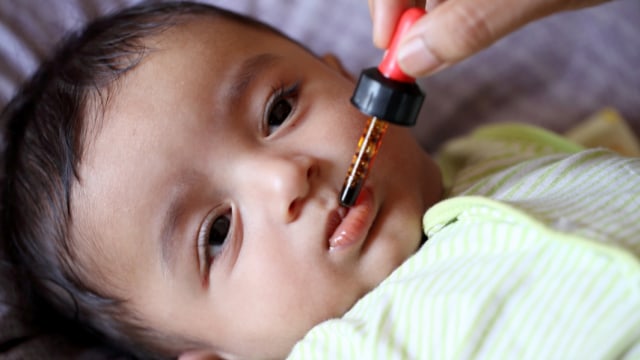 Ilustrasi memberi obat bayi dengan drop Foto: Shutterstock