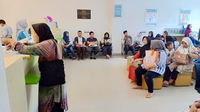 Antrean nasabah yang akan melakukan pelunasan BPIH di BRIsyariah KC Bandar Lampung. Foto: Dok. BRI Syariah