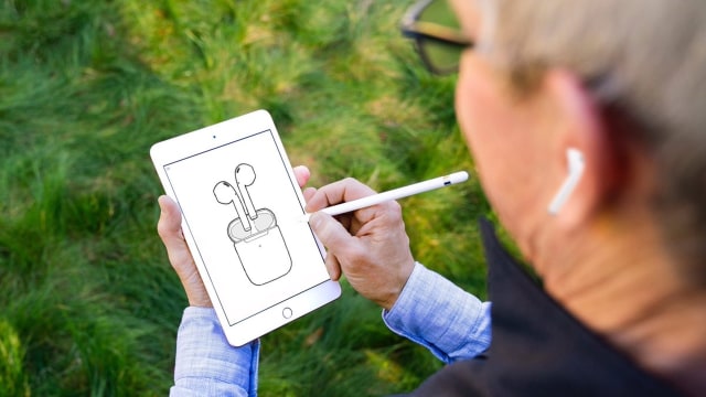 CEO Apple Tim Cook menggambar desain AirPods. Foto: Tim Cook/Twitter
