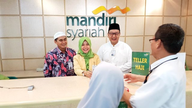 Calon jemaah haji melunasi biaya haji di Bank Mandiri Syariah. Foto: Dok. BSM
