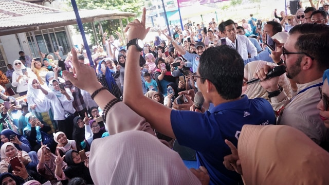 Calon Wakil Presiden nomor urut 02, Sandiaga Uno berpose salam dua jari saat mengunjungi warga Bukit Duri, Jakarta, Kamis (21/3). Foto: Jamal Ramadhan/kumparan