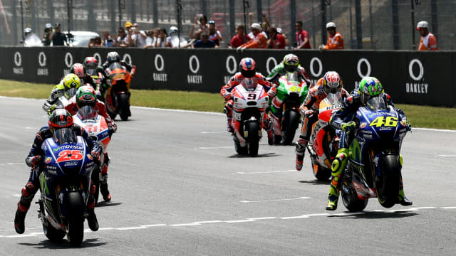 Pembalap MotoGP saat melakukan start. Foto: AFP/VINCENZO PINTO