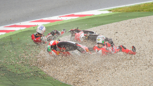 Ilustrasi pembalap sepeda motor MotoGP jatuh. Foto: Shutterstock