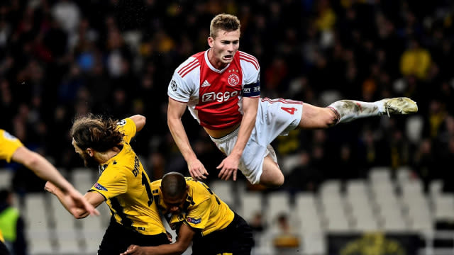 Matthijs de Ligt beraksi di laga Ajax vs AEK. (Foto: AFP/Aris Messinis)