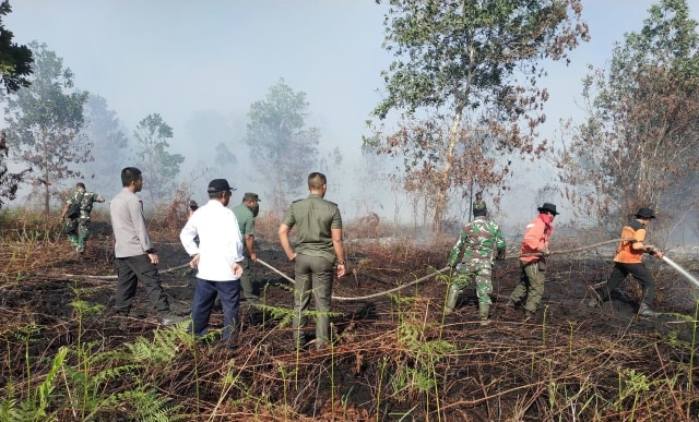 Tim gabungan berusaha memadamkan api di lahan yang terbakar, di kawasan Marhaban, Singkawang Selatan. Foto: Dok Hi!Pontianak