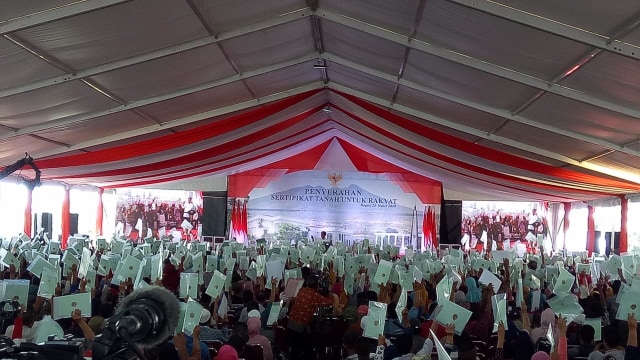 Jokowi Bagikan sertifikat tanah ke warga Bogor dan Kabupaten Bogor. Foto: Kevin Septhama Kurnianto/kumparan