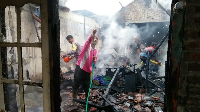 Rumah milik Sukengsi binti Sukiman (62), warga Desa Tulungrejo RT 007 RW 001 Kecamatan Trucuk Bojonegoro, yang terbakar Kamis (21/03/2018). 