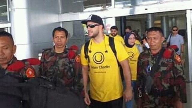 Maher Zain saat tiba di Bandara Mutiara Sis Aljufri Palu, Kamis (21/3) Foto: Istimewa