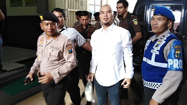 Ahmad Dhani datang ke Pengadilan Negeri Surabaya membawa nasi bungkus. Foto: Yuana Fatwalloh/kumparan