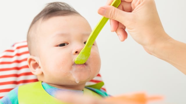 Ilustrasi bayi makan. Foto: Shutterstock