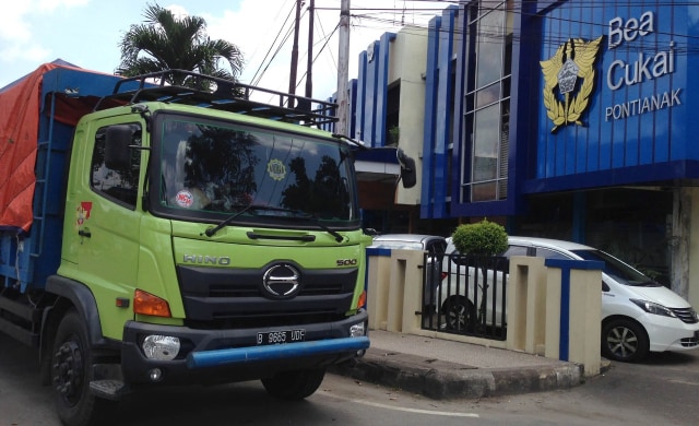 Para sopir dari ketiga truk ini masih diperiksa di Kantor Bea Cukai Pontianak. Foto: Herman SP