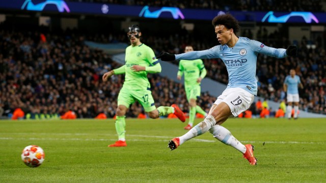 Leroy Sane mencetak gol ke gawang Schalke. Foto: Reuters/Andrew Yates