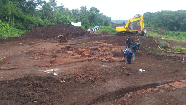 Proses ekskavasi situs kuno di area Tol Malang-Pandaan, Jawa Timur, Kamis (21/3). (foto: Gigih Mazda/Tugu Malang).