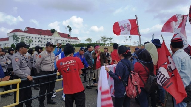 Para mahasiswa dihadang aparat kepolisian saat hendak masuk komplek perkantoran Gubernur Kepri, Pulau Dompak 