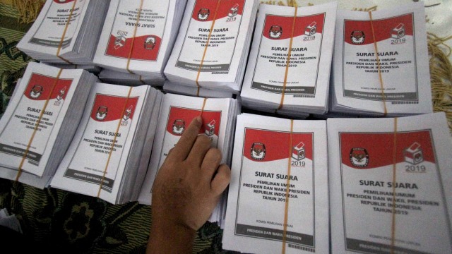 Pekerja melakukan pelipatan kertas suara pilpres di Gudang KPU, Cibinong, Bogor, Jawa Barat. Foto: Antara/Yulius Satria Wijaya