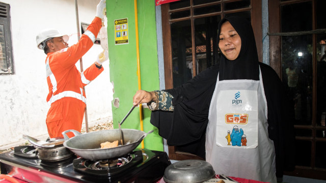 Warga memasak dengan menggunakan jaringan gas untuk rumah tangga di Kota Cirebon, Jawa Barat, Kamis (21/3). Foto: ANTARA FOTO/M Agung Rajasa