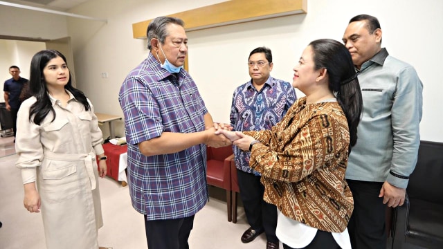 Mantan Presiden RI Susilo Bambang Yudhoyono bersalaman dengan Menko PMK Puan Maharani saat menjenguk ibu Ani Yudhoyono di NUH Singapura. Foto: Dok. Partai Demokrat
