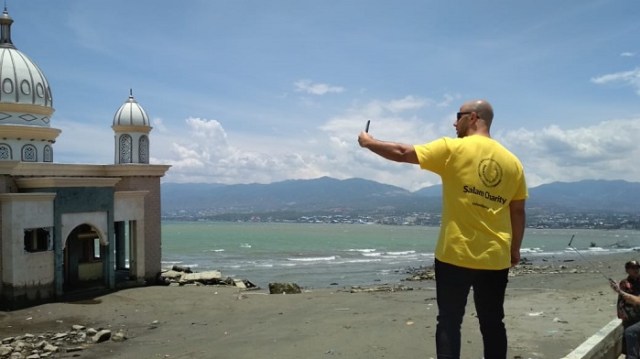 Maher Zain menyempatkan melihat langsung salah satu ikon Kota Palu Masjid Terapung yang terdampak tsunami pada 28 September lalu, Kamis (21/3). Foto: PaluPoso/Ibn Djais