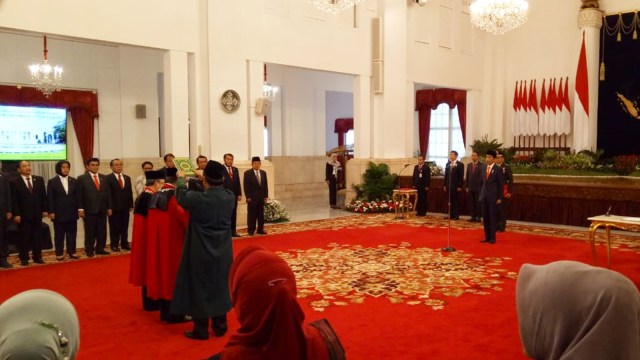 Pengucapan sumpah Hakim MK Aswanto dan Wahihuddin di Istana Negara, Jakarta