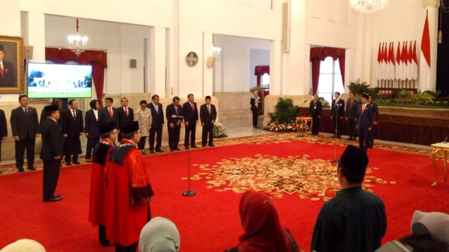 Pengucapan sumpah Hakim MK Aswanto dan Wahihuddin di Istana Negara, Jakarta