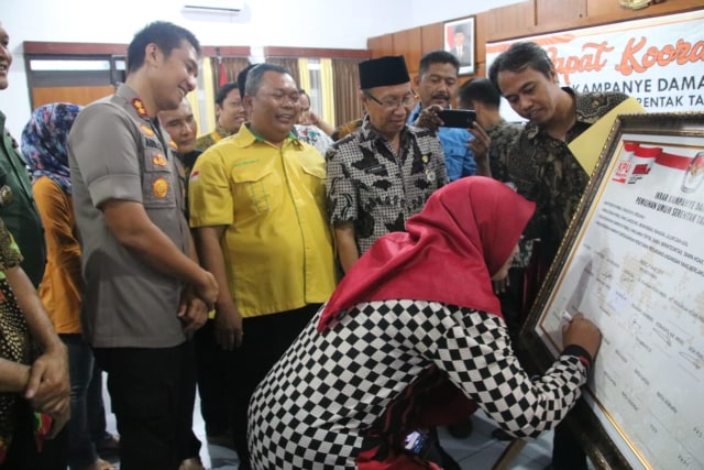 Penandatanganan ikrar pemilu damai oleh KPU Brebes, Forkompimda, tim sukses dan perwakilan parpol peserta pemilu di Kabupaten Brebes. (foto: yunar rahmawan)