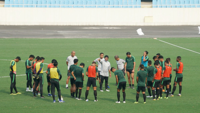 Pelatih Timnas Indonesia U-23, Indra Sjafri (tengah) memberikan arahan pada sesi latihan. Foto: Nugroho Sejati/kumparan