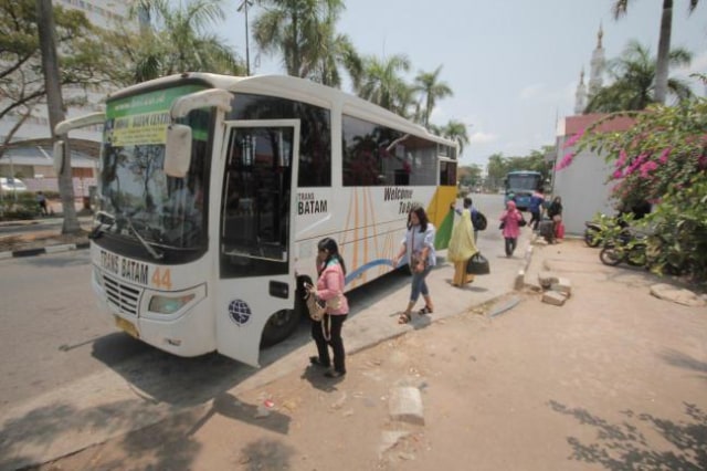 Para pengguna Trans Batam di Halte Batam Centre. Pemko tahun ini mulai merintis pembangunan jalan Ring Road Sekupang-Jodoh untuk memudahkan akses transportasi di Batam. (Foto: Johannes Saragih/Batamnews)