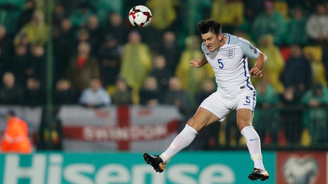 Maguire beraksi dalam Kualifikasi Piala Dunia 2018 menghadapi Lithuania. Foto: AFP/Adrian Dennis