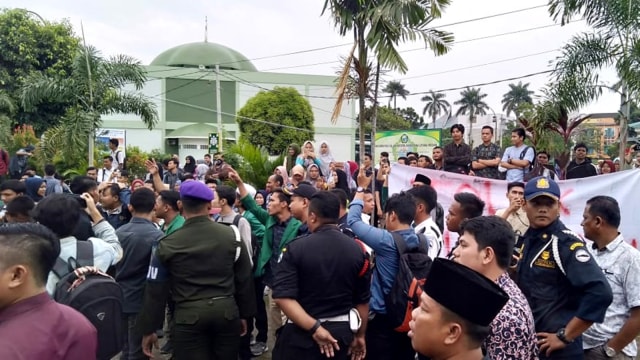Sejumlah massa dari Aliansi Mahasiswa Universitas Islam Negeri Sumatera Utara (UINSU) yang menolaknya hadirnya Ngabalin di UINSU, Sumatera Utara, Kamis (21/3). Foto: Dok. Istimewa